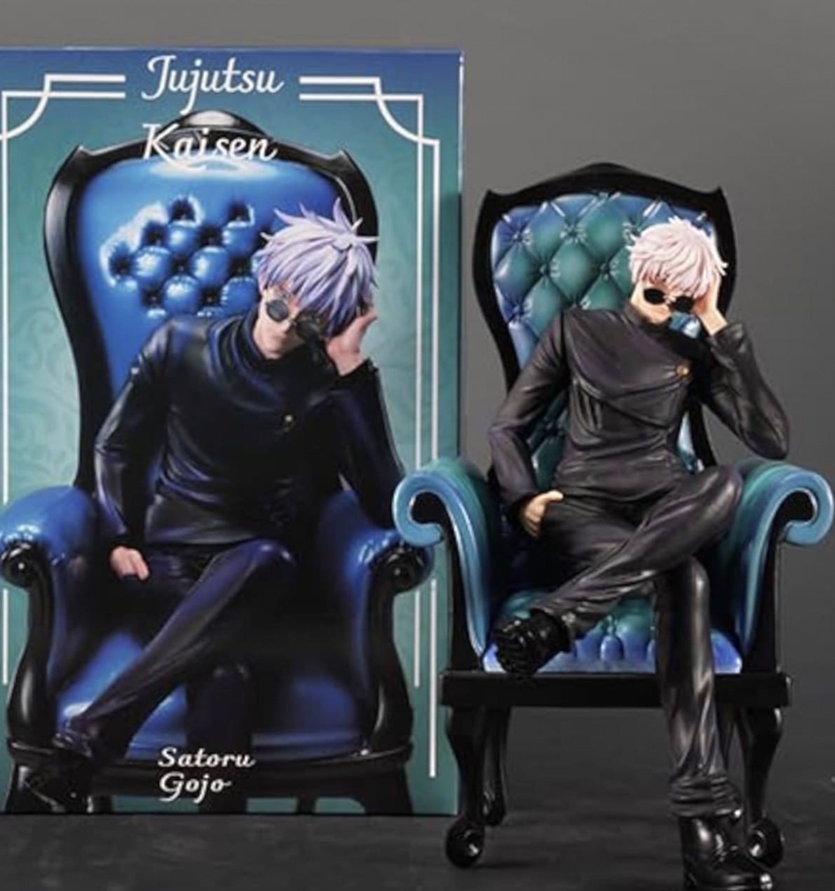 فیگور گوجو نشسته روی صندلی